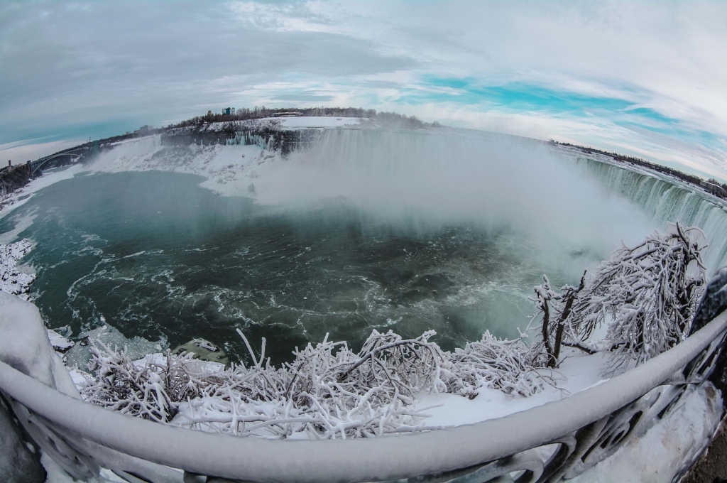 Frozen-Niagara-falls3